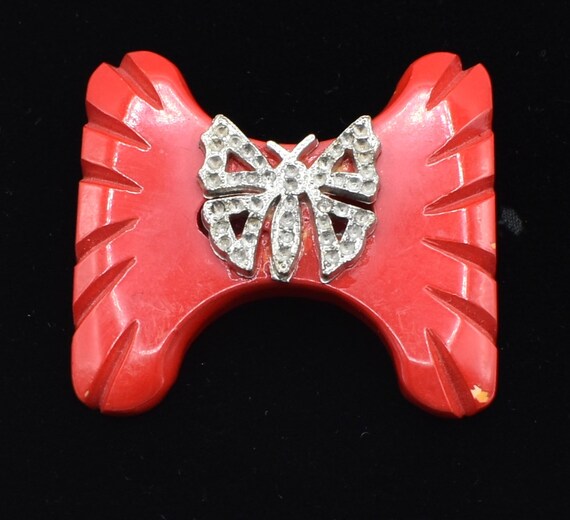 Art deco carved red bakelite butterfly brooch sca… - image 2