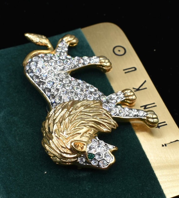 Signed JANKUO Rhinestone Lion Brooch Gold Tone Green Eyes on
