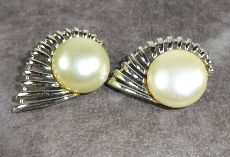 Vintage SARAH Coventry PEARL FLIGHT From August 1957 Silver toned Faux Pearl