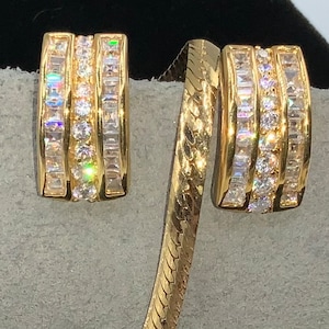 Set Nolan Miller, signed rhinestone clip on earrings and gold plated necklace set