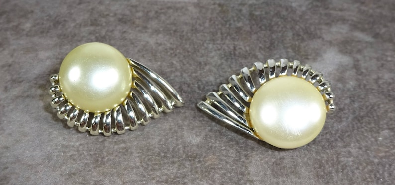 Vintage SARAH Coventry PEARL FLIGHT From August 1957 Silver toned Faux Pearl