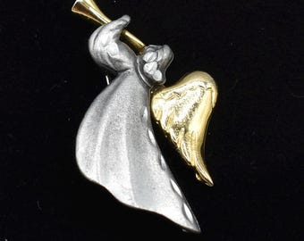 Broche vintage de anjo com trombeta em ouro e estanho