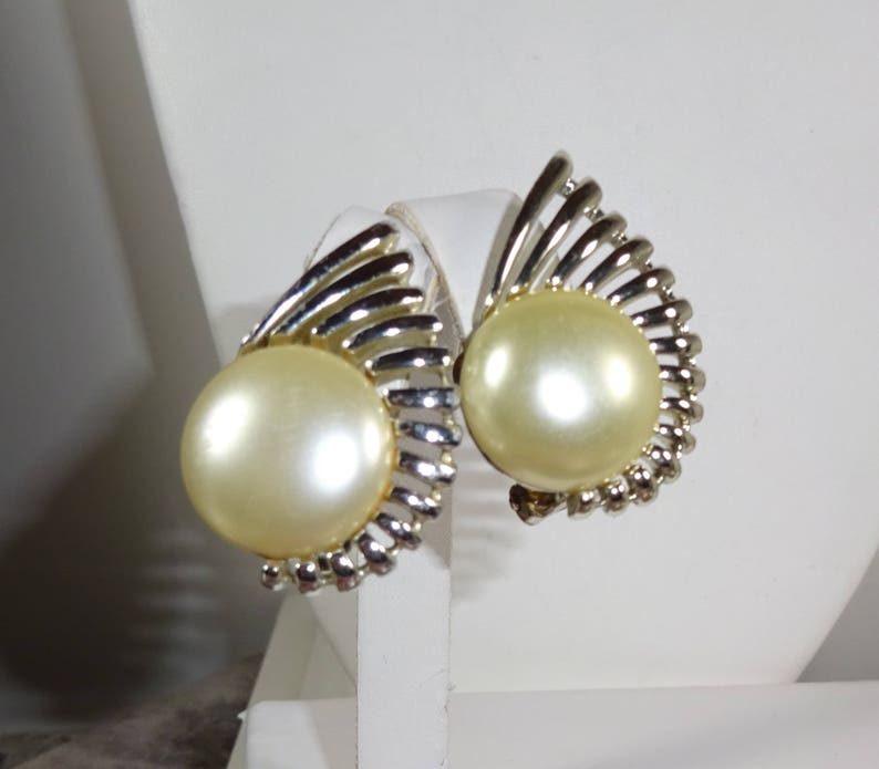 Vintage SARAH Coventry PEARL FLIGHT From August 1957 Silver toned Faux Pearl