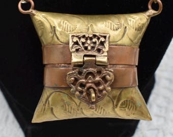 Vintage portemonnee medaillon ketting geëtst messing kussenhanger