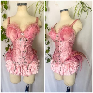 Conjunto burlesco: sujetador de plumas, corsé, polisón de plumas, bombachos con volantes en el trasero. Conjunto de disfraz de circo burlesco vintage. Color y talla.