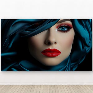 Può includere: Primo piano del volto di una donna con trucco drammatico. Le sue labbra sono di un rosso vibrante e i suoi occhi sono accentuati da ombretto rosso e lunghe ciglia scure. Un tessuto verde acqua drappeggia la sua testa, creando un contrasto sorprendente.