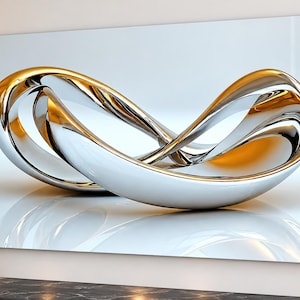 Op de afbeelding: Een rechthoekig wandkunstwerk met een grote, abstracte metalen sculptuur in het midden. Het beeld heeft een glad, reflecterend zilveren oppervlak met gebogen, vloeiende lijnen en warme gouden accenten zichtbaar in de holle binnenkant.