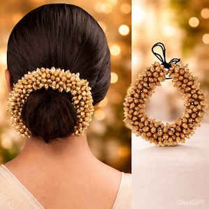 Puede incluir: El cabello oscuro de una mujer está peinado en un moño, adornado con un accesorio floral dorado para el cabello. Se muestra un accesorio para el cabello similar por separado, con una banda elástica negra. Los accesorios están hechos de pequeñas cuentas redondeadas.