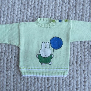 zachtgroen gebreid babytruitje met konijntje