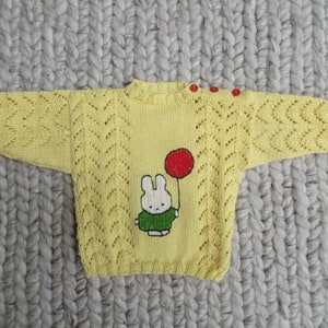 gele gebreide babysweater maat 74 met konijn