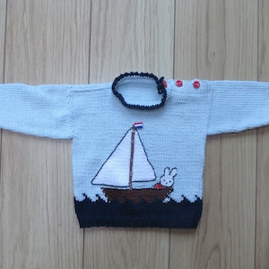 blauw gebreid babytruitje maat 68 zeilboot