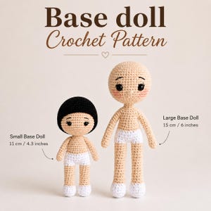 Puede incluir: Dos muñecas base de ganchillo con piel beige, ropa interior blanca y zapatos blancos. La muñeca pequeña tiene pelo negro y mide 11 cm. La muñeca grande tiene la cabeza beige y mide 15 cm. Texto: Base doll Crochet Pattern.