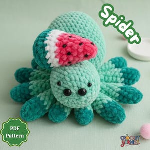 Puede incluir: Un juguete de pulpo tejido a ganchillo en tonos turquesa y verde, con un adorno para la cabeza en forma de sandía. El pulpo tiene ojos de botón negros y una cara sonriente. La imagen incluye el texto "Spider" y "PDF Pattern".