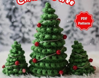 Könnte beinhalten: Drei grüne gehäkelte Weihnachtsbäume in verschiedenen Größen, verziert mit roten Perlen und silberner Girlande. Das Bild enthält den Text "Christmas tree" und ein "PDF Pattern"-Etikett, was auf ein Bastelprojekt hindeutet.
