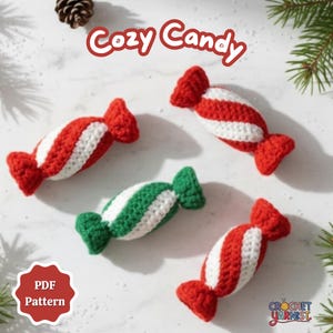 Puede incluir: Cuatro caramelos de ganchillo en rojo, blanco y verde. Los caramelos tienen forma de envoltorio con extremos rojos o verdes y rayas blancas y rojas o blancas y verdes. El texto "Cozy Candy" está en escritura roja. Un botón "PDF Pattern" está en la parte inferior izquierda.