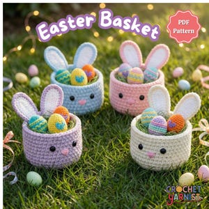 Puede incluir: Cuatro cestas de Pascua de ganchillo con forma de conejito, cada una llena de huevos coloridos. Las cestas son de colores pastel: azul, rosa, lavanda y crema. La imagen tiene el texto "Easter Basket" y "PDF Pattern". Las cestas están sobre hierba verde.