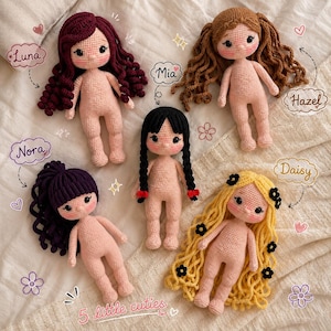 Può includere: Cinque bambole realizzate all'uncinetto a mano con pelle chiara e guance rosate. Le bambole hanno colori e stili di capelli diversi: ricci rosso scuro etichettati Luna, ricci marroni etichettati Hazel, trecce nere etichettate Mia, ricci viola scuro etichettati Nora e capelli gialli con fiori neri etichettati Daisy. Il testo 5 little cuties si trova in basso.