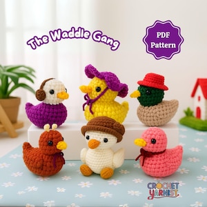 Puede incluir: Seis figuras de patos de ganchillo de colores, cada uno con un sombrero o accesorio diferente. Los patos están colocados sobre una superficie azul claro con un estampado floral. El texto "The Waddle Gang" y "PDF Pattern" son visibles.