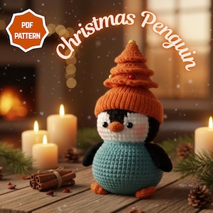 Könnte beinhalten: Ein gehäkelter Weihnachtspinguin mit orangefarbener Mütze und baumförmigem Aufsatz. Der Pinguin hat einen blauen Körper, schwarze Flügel und ein weißes Gesicht. Das Bild enthält den Text "Christmas Penguin" und ein "PDF PATTERN"-Logo.