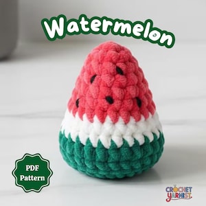 Puede incluir: Una rebanada de sandía tejida a ganchillo en rojo, blanco y verde. La sandía tiene detalles de semillas negras y la palabra "Watermelon" en verde arriba. Una insignia de patrón PDF verde está en la esquina inferior izquierda.