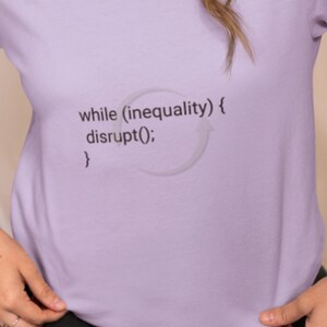 Maglietta "While Inequality Disrupt" / Maglietta "Coding Feminist" / Maglietta "Women in Tech" / Maglietta "Programmer" / Maglietta "STEM" / Bella Canvas 3001