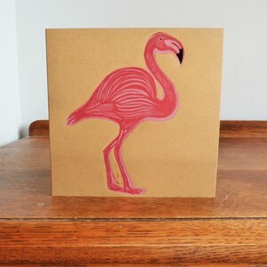 Linolschnitt-Grußkarte - Flamingo - handbedruckte Karte - Linolschnitt-Karte - leere Grußkarte - braune Kraftkarte - Kat Lendacka - kostenloser Versand