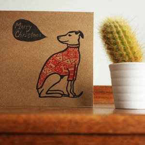 Linolschnitt Grußkarte - Whippet im Weihnachtspullover - Kat Lendacka - braune Grußkarte aus Kraftpapier - Versandkostenfrei in UK