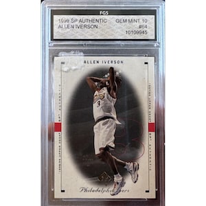Puede incluir: Una tarjeta de baloncesto Allen Iverson SP Authentic de 1999, calificada como Gem Mint 10, en un estuche protector. La tarjeta muestra a Allen Iverson en acción, vistiendo un uniforme de los 76ers de Filadelfia. La tarjeta tiene el texto "1999 SP Authentic" y "Allen Iverson".