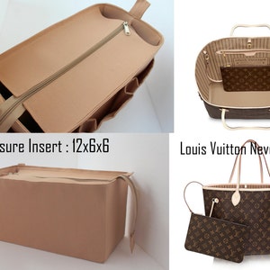 Peut inclure: Un insert de sac en feutre beige avec plusieurs poches et une fermeture à glissière. L'insert mesure 30,5 cm x 15,2 cm x 15,2 cm. L'insert est présenté à l'intérieur d'un sac à main Louis Vuitton Neverfull MM marron et beige.