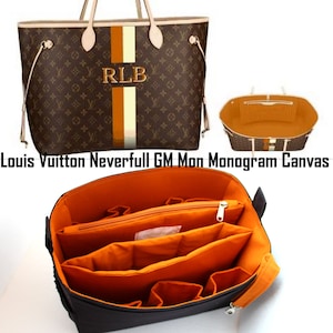 Pode incluir: Uma bolsa tote Louis Vuitton Neverfull GM Monogram Canvas marrom e bege com um monograma personalizado "RLB" na frente. A bolsa está aberta e o interior é forrado com tecido laranja e tem vários compartimentos.