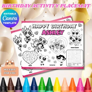 Puede incluir: Un mantel individual de actividades de cumpleaños con personajes de las Chicas Superpoderosas, un laberinto, tres en raya y una búsqueda de palabras. El mantel individual es personalizable con el nombre "Ashley" y el texto "Happy Birthday". Un juego de crayones de colores está en la parte inferior.