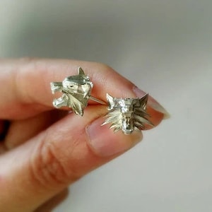 School of Wolf Studs - Orecchini lupo bianco - Orecchini cosplay Geralt - Regalo per lui - Regalo per fidanzato - Orecchini lupo argento - Orecchini testa di lupo