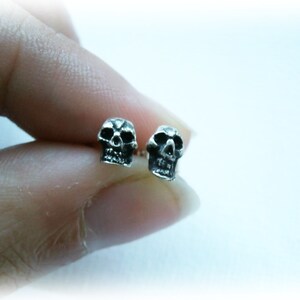 Schedeloorbellen, schedelstekers, schedelstekers 925 sterlingzilver, kleine gothic-stekers, schedel meerdere piercings, cadeau voor hem, androgyne sieraden