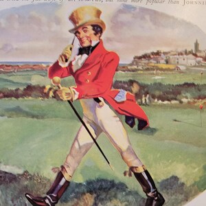 Puede incluir: Ilustraci&oacute;n vintage de un hombre con abrigo rojo, sombrero de copa y botas, sosteniendo un palo de golf y un bast&oacute;n en un campo de golf verde. El fondo muestra una ciudad costera y el texto "...fairways of St. Andrews..."