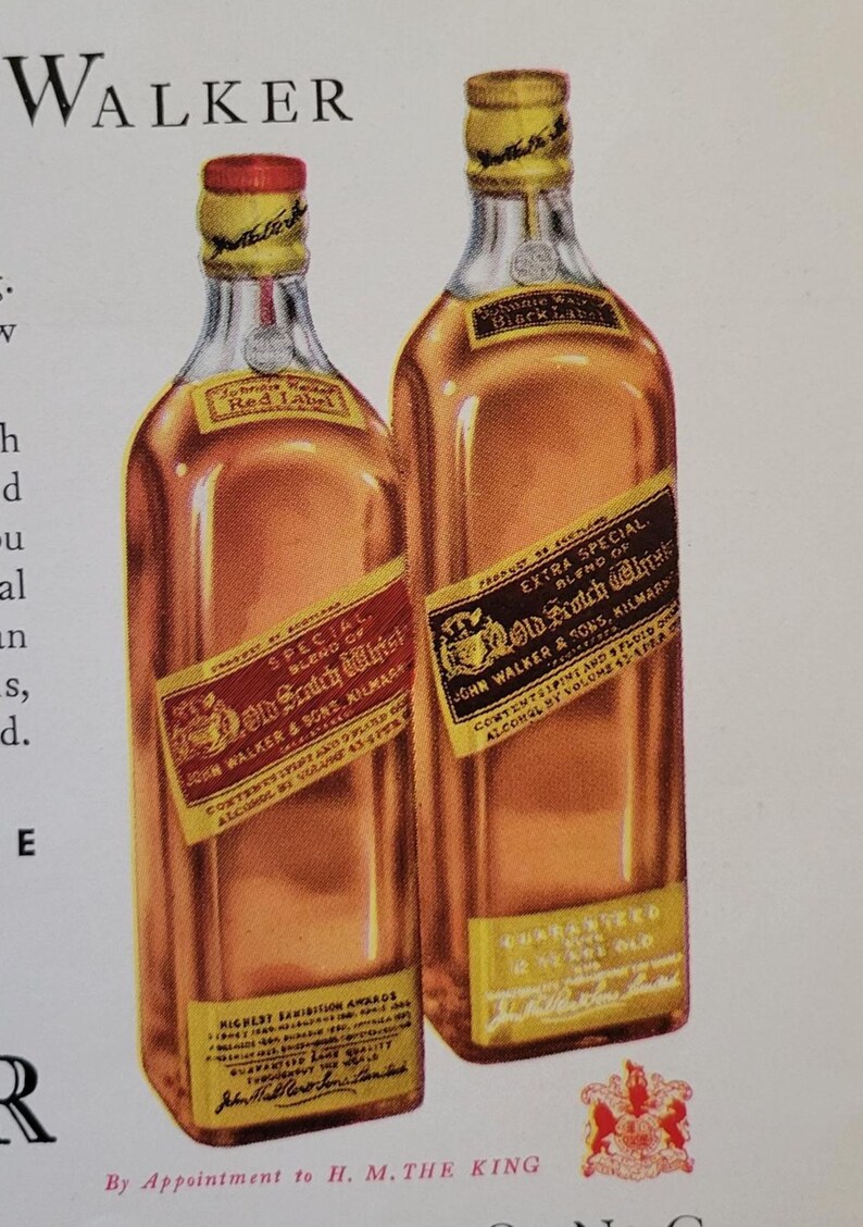 Puede incluir: Dos botellas vintage de whisky escoc&eacute;s John Walker. La botella de la izquierda est&aacute; etiquetada como "Red Label" y la de la derecha como "Black Label". Ambas botellas tienen etiquetas y tapones dorados, con texto y gr&aacute;ficos. Las botellas se muestran sobre un fondo blanco.