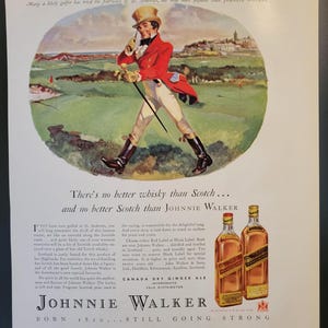 Puede incluir: Anuncio publicitario vintage de whisky escoc&eacute;s Johnnie Walker. La imagen presenta a un golfista con chaqueta roja y sombrero de copa en un campo de golf, con dos botellas de whisky. El texto dice: "No hay mejor whisky que el escoc&eacute;s... y no hay mejor escoc&eacute;s que Johnnie Walker."