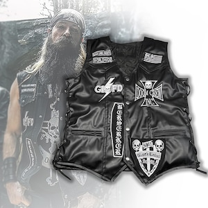 Puede incluir: Chaleco negro satinado con múltiples parches con calaveras, rayos y texto. El chaleco tiene un diseño lateral con cordones y está decorado con el texto "DOOM CREW INC." y "BERSERKER".