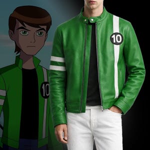 Op de afbeelding: Groene leren jas met witte strepen en het nummer 10 op de borst en mouw. De jas is gestyled naar het stripfiguur Ben 10. De jas heeft een ritssluiting en een opstaande kraag. De jas wordt gecombineerd met een witte broek.