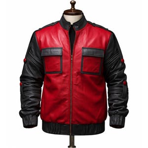 Puede incluir: Chaqueta de cuero roja y negra con cuello, mangas y bolsillos negros. La chaqueta tiene cierre de cremallera y botones rojos en las mangas. La chaqueta se exhibe en un maniquí.