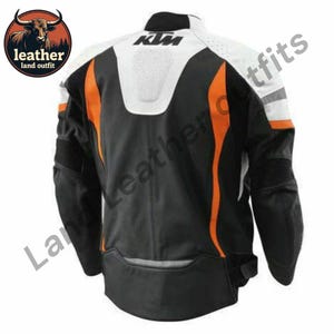 Puede incluir: Chaqueta de moto negra y blanca con detalles en naranja. La chaqueta presenta un panel de malla blanca en la parte superior de la espalda, un cuello negro y el logotipo "KTM". Las mangas tienen paneles acanalados y la chaqueta tiene un logotipo de cuero.