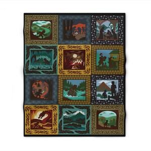 Puede incluir: Una manta cuadrada con un diseño de patchwork de ilustraciones enmarcadas. Cada marco representa escenas con figuras, paisajes y un dragón. La paleta de colores incluye tonos de marrón, verde, azul y dorado.