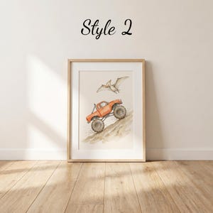 Puede incluir: Impresi&oacute;n en acuarela enmarcada de un cami&oacute;n monstruo naranja subiendo una colina, con un pterod&aacute;ctilo encima. El texto "Style 2" est&aacute; encima del marco. El marco es de madera clara.