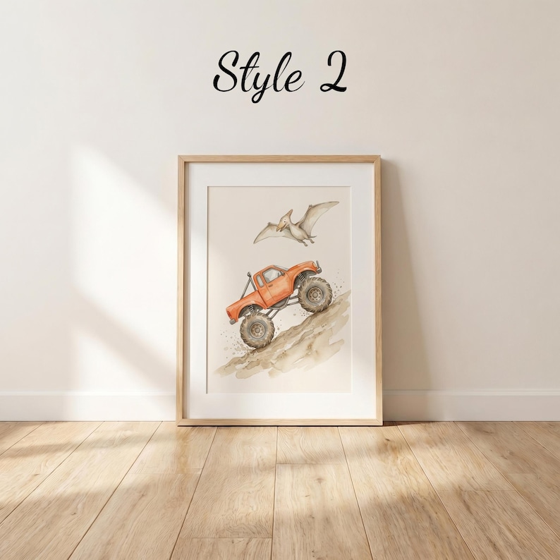 Puede incluir: Impresi&oacute;n en acuarela enmarcada de un cami&oacute;n monstruo naranja subiendo una colina, con un pterod&aacute;ctilo encima. El texto "Style 2" est&aacute; encima del marco. El marco es de madera clara.