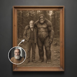 Puede incluir: Un retrato enmarcado en tonos sepia que muestra a una persona barbuda de pie junto a una criatura bípeda grande y peluda en un bosque. Un recuadro circular en la parte inferior izquierda muestra un primer plano de la misma persona con camisa marrón.