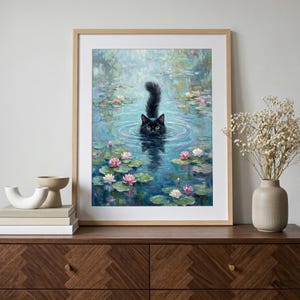 Pu&ograve; includere: Stampa artistica incorniciata di un gatto nero in uno stagno con ninfee. Il gatto &egrave; al centro dell'immagine, con la testa e la coda visibili. L'opera d'arte ha uno stile morbido e impressionistico.