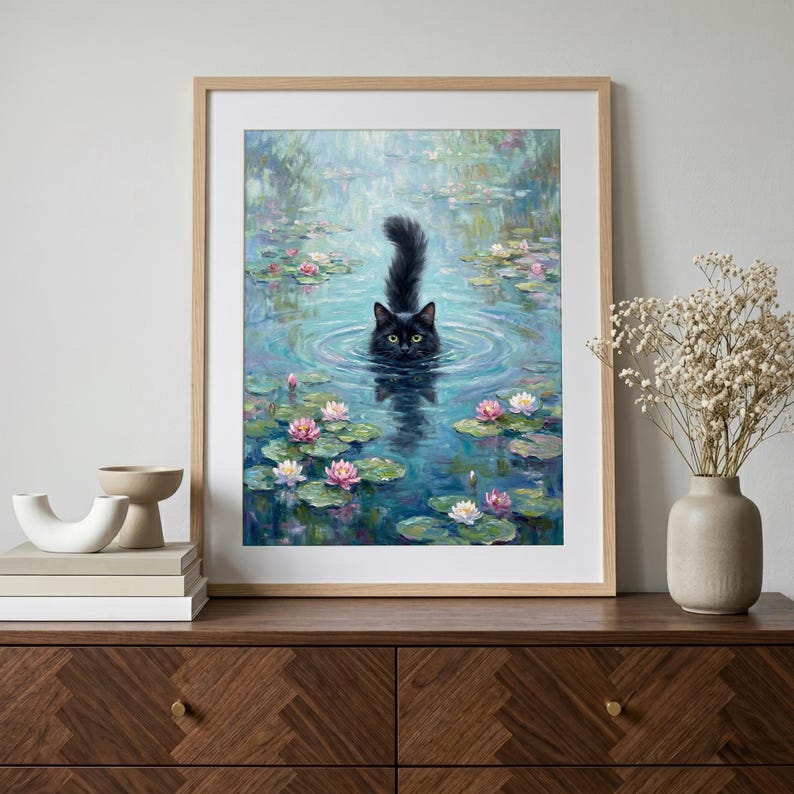 Pu&ograve; includere: Stampa artistica incorniciata di un gatto nero in uno stagno con ninfee. Il gatto &egrave; al centro dell'immagine, con la testa e la coda visibili. L'opera d'arte ha uno stile morbido e impressionistico.
