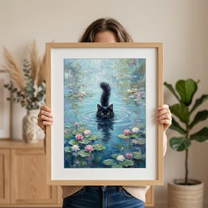 Pu&ograve; includere: Una stampa artistica incorniciata raffigurante un gatto nero che nuota in uno stagno con ninfee e fiori rosa. La coda del gatto &egrave; sollevata e i suoi occhi verdi sono visibili. L'opera d'arte ha uno stile morbido e pittorico con una cornice in legno chiaro.