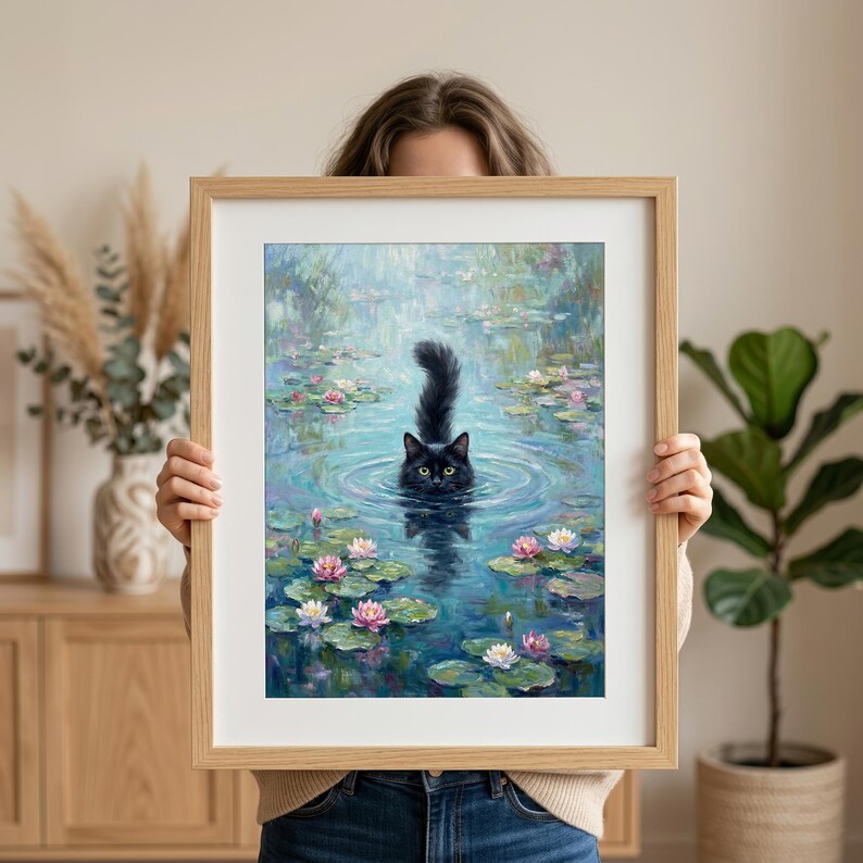 Pu&ograve; includere: Una stampa artistica incorniciata raffigurante un gatto nero che nuota in uno stagno con ninfee e fiori rosa. La coda del gatto &egrave; sollevata e i suoi occhi verdi sono visibili. L'opera d'arte ha uno stile morbido e pittorico con una cornice in legno chiaro.