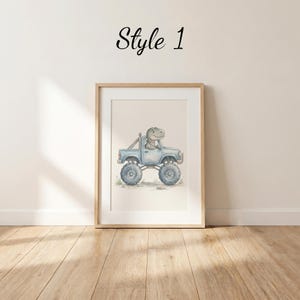 Puede incluir: Una impresi&oacute;n en acuarela enmarcada que presenta un cami&oacute;n monstruo azul claro conducido por un dinosaurio sonriente. La obra de arte est&aacute; etiquetada como "Style 1" en escritura negra. La impresi&oacute;n est&aacute; enmarcada en madera clara.