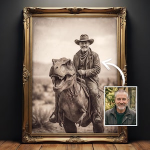 Puede incluir: Un retrato en tono sepia dentro de un marco dorado ornamentado que muestra a una persona sonriente con sombrero de vaquero y chaqueta montando un Tyrannosaurus rex. Una foto insertada más pequeña muestra a la misma persona con una chaqueta casual.